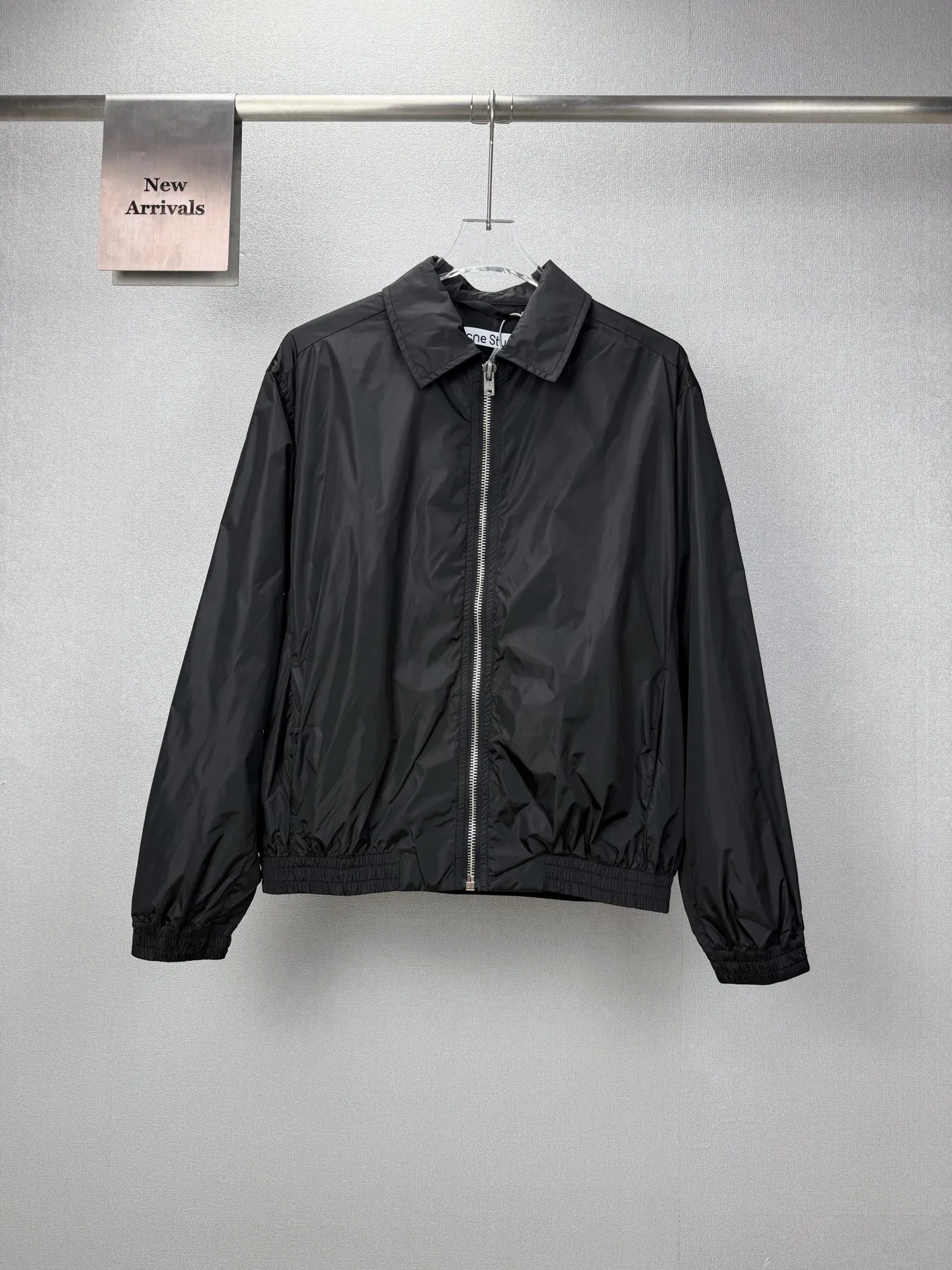 (Top version) Acne Studios 2026 New Arrival Letter Printed Logo Zipper Couple Style Lapel Jacket High Version High Version The fabric is made of polyester fiber technical fabric Internet celebrity Same Style High Version High Quality😘😘 The fabric is waterproof, Wear-Resistant, light, breathable, wind-resistant, very comfortable to the touch, fashionable and individual, super Versatile, a good-looking jacket, very suitable for men and women, a must-have for everyone Packaging, tag, label, washed wheat, complete👍 Color: Black, Beige Size: 42, 44, 46, 48